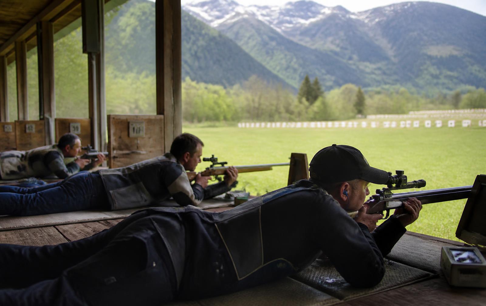 Schützinnen und Schützen auf der 300m-Anlage in den Schweizer Bergen